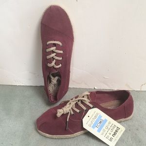 NWT TOMS Cordones 8 Burgundy Suede Shoes